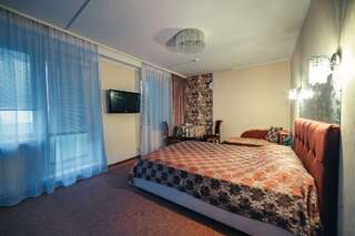 Гостиница Глобус Отель Пермь Двухместный номер «УЛУЧШЕННЫЙ» СЕМЕЙНЫЙ с балконом 704-1